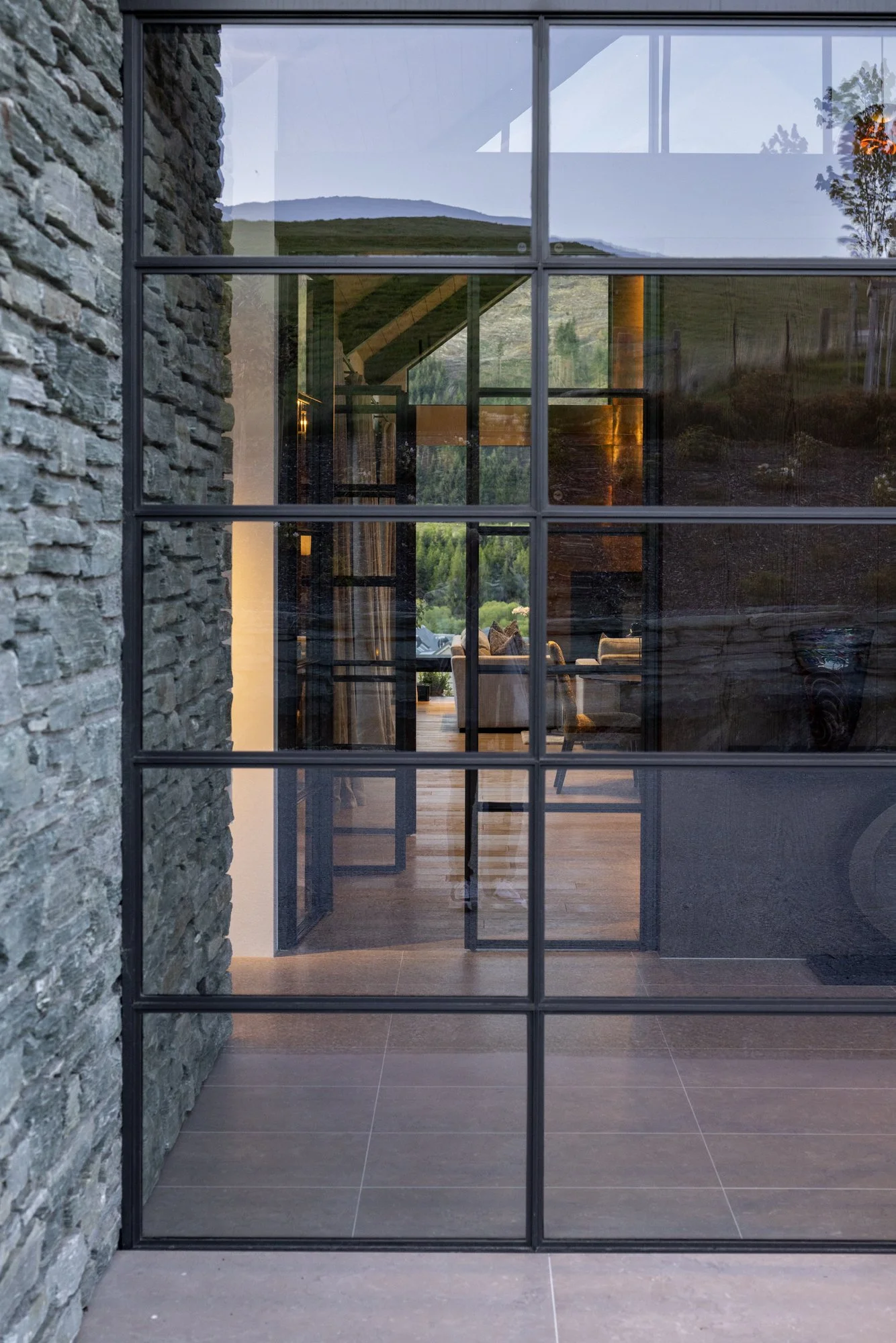 Corner casement, schist surround